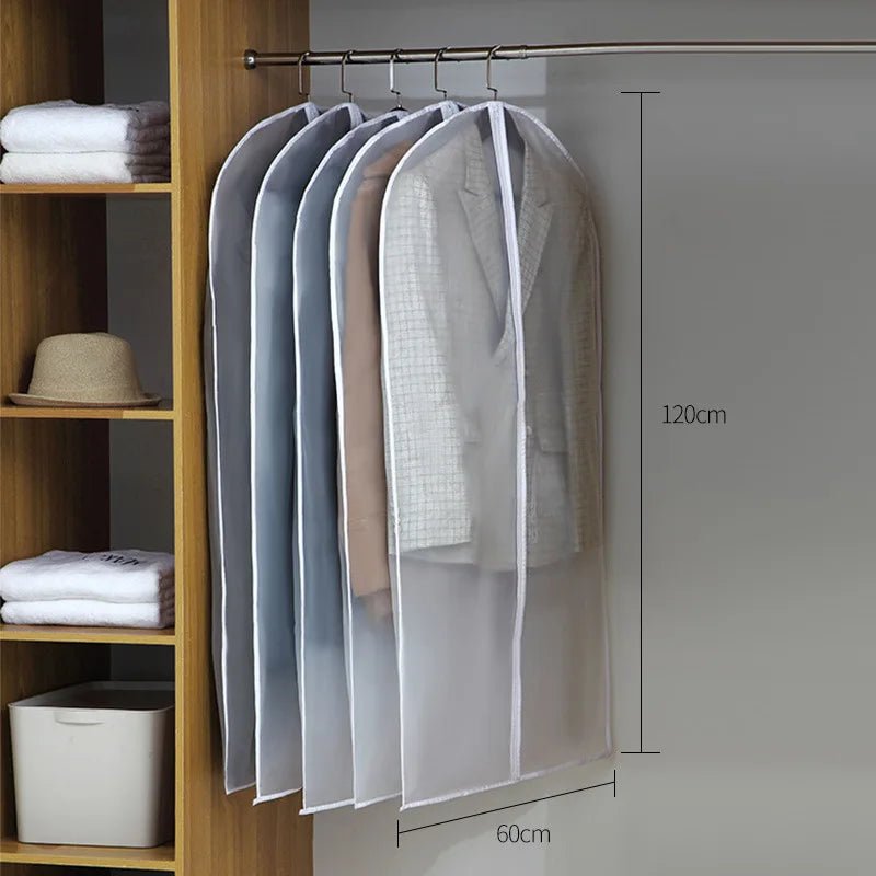 robe élégante protégée dans une housse transparente